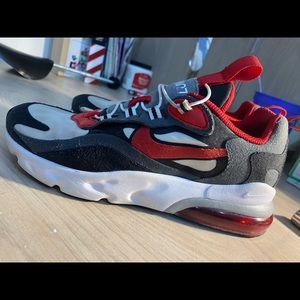 Nike shoes. Great condition authentic. Size 3y/4.5 women’s.